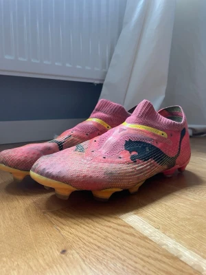 Puma future 7 elite fotbollskor - Växt ur mina eleganta puma future elite 7 AG/FG. Synligt använda men det har fortfarande mer att ge på fotbollsplan ‼️kan användas både på spel av riktigt gräs och konstgräs. Nypris på dessa ligger runt 2800 kr. Storlek 43, vid intresse eller fundering är det bara höra av sig😀skorna har mycket små defekter, upphack-meddela för bilder. Kan enkelt lagas eller sys ihop 🤝