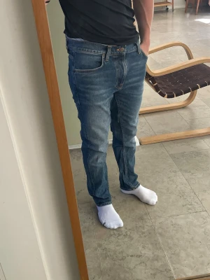 Nudie jeans Lean Dean - Skitsnygga jeans i storlek 31/28. Passar perfekt för den som är runt 170 cm lång. Är knappt använda och har inga defekter. Köpta för 1600