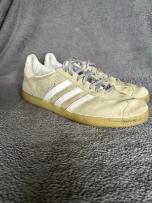 Adidas Samba OG – Cream / White – Vintage Style - 42 2/3 - Detaljer • Adidas Samba • Cream / off-white • Klassisk gum sole • Retro 3-stripe design • Sköna och lätta sneakers  Perfekta till jeans, cargos eller casual outfits.  📦 Skickas snabbt 💬 Hör av dig vid frågor