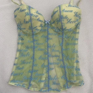 Vacker Moschino korsett topp Unik  - Såå snygg Moschino korsett topp vintage. Toppen är Moschino couture, unik! Måste säga den finaste jag sett! 🔥😍 Se bilder. Toppen är i fint skick. Går inte ner i pris på denna då priset ligger betydligt högre. 💕