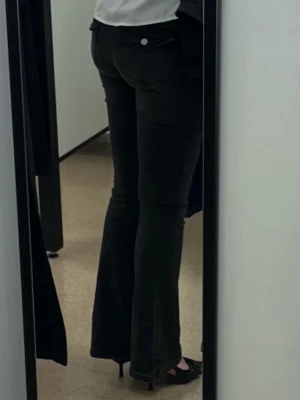 Svarta bootcut jeans - Jeans med mellanlåg midja, sitter bra i längden på mig som är 173