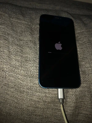 Iphone 12 mini 64 gb - Säljer en iPhone 12 mini väldigt fin utvändigt! Men tyvärr så är batteriet helt slut då den inte laddar när den är igång .du som kan och orkar byta batteriet så har du en fin iPhone 12 mini