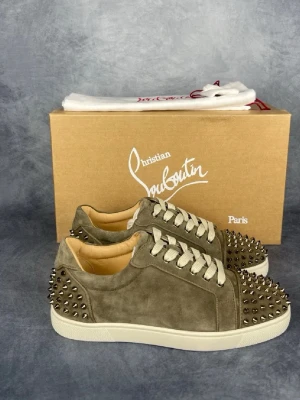 Christian Louboutin Skor - Skick: 9,5/10. | Ingår: Skor, Box, Dustbags, och extra spikar. | Nypris: +- 8000 SEK. | Givetvis äkta. | Mer hittar du på www.thegrandcloset.com.