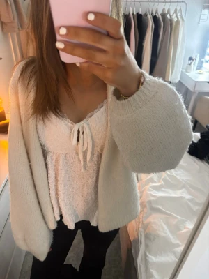 gulligt vitt linne - super gulligt vitt linne från gina tricot! använd ett par gånger men är som ny! 