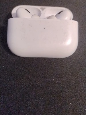 Apple AirPods Pro 2 laddningsetui USB- C ÄKTA - Apple AirPods Pro (2:a generationen) 2023 laddningsetui – USB-C – Äkta Säljer ett äkta Apple AirPods Pro 2 laddningsetui med USB-C. Fungerar perfekt och laddar hörlurarna som det ska.  Bra skick. Serienummer Kan kollas för Äkthet✅ 