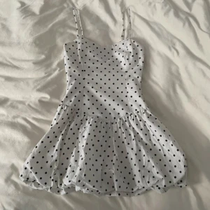 prickig miniklänning - kort klänning med tight passform upptill och ballongkjol🤍 smala reglerbara axelband. bara använd en gång så toppskick!