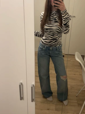 Rebel low wide jeans från ginatricot - Snygga ljusblå jeans med rak passform och låg midja. Endast använda en gång! Nypris 500