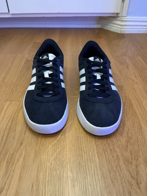 Mörkblå Adidas VL court - Säljer dessa nästan nya Adidas VL court. Perfekt för dig som gillar Adidas eller blåa skor! Dm om prisförslag! 23,5 cm.