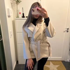 Beige kappa ifrån missäy - Säljer denna beige kappa från missay då den ej kommer till användning, storlek xs/s💕💕