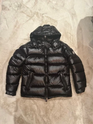Riktigt skön svart moncler jacka  - STORLEK M passar S väldigt skön jacka och inga defekter 