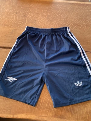 Arsenal shorts - Arsenal shorts knappt använda 