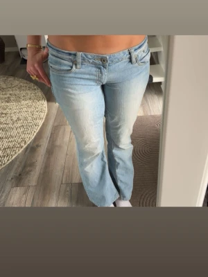 Vintage lågmidjade jeans ljusblåa - Jätte snygga ljusblåa jeans säljer pågrund av att de är för korta❤️ obs! Jeansen har en pytte liten konstig vikning mellan låren (sista bilden) på ena benet men de är inte riktigt något som märks av❤️ Mått: midjemått 42cm rakt över innerbens längden är ca 73cm❤️