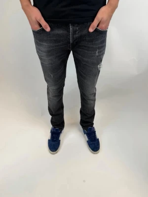 Dondup Jeans George  - Dondup Jeans George! Trendigaste jeansen på marknaden.  Ny pris= 4000 kr Säljs för= 1099 kr (Modellen har original slitningar från fabrik vilket är väldigt eftertraktat och populärt) 