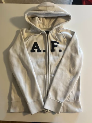 Abercrombie & fitch zip hoodie S - Riktigt snygg Abercrombie & fitch zip tröja. Storlek S fint skick inga fel. Pris endast 448 kr kom gärna med frågor och prisförslag har även mycket mer liknande tröjor i min profil rabatt vid köp av fler 😁