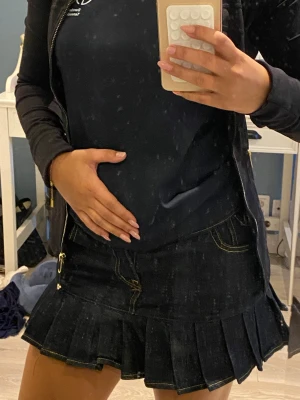 Jeans kjol - Säljer en GUESS mörkblå kort jeanskjol utan knappar!!! 