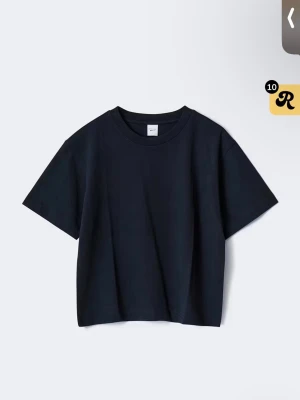 Svart croppad t-shirt från gina tricot - En svart, croppad t-shirt från gina tricor med klassisk rund halsringning och korta ärmar. T-shirten är i mjuk bomull och har en enkel, stilren design som passar perfekt till vardagslooken. Nypris 179kr. Stolek xxs🩷🩷