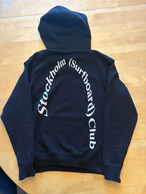 Stockholm Surfboard Club hoodie - Säljer nu denna väldigt eftertraktade hoodie från Stockholm Surfboard Club. Väldigt unik och perfekt för en avslappnad och cool stil. Storleken är XS men sitter mer som S. Modellen är ungefär 175. Nypris ligger på isch 3000. Hör av dig om du har minsta lilla fundering // Victor 😄✌️