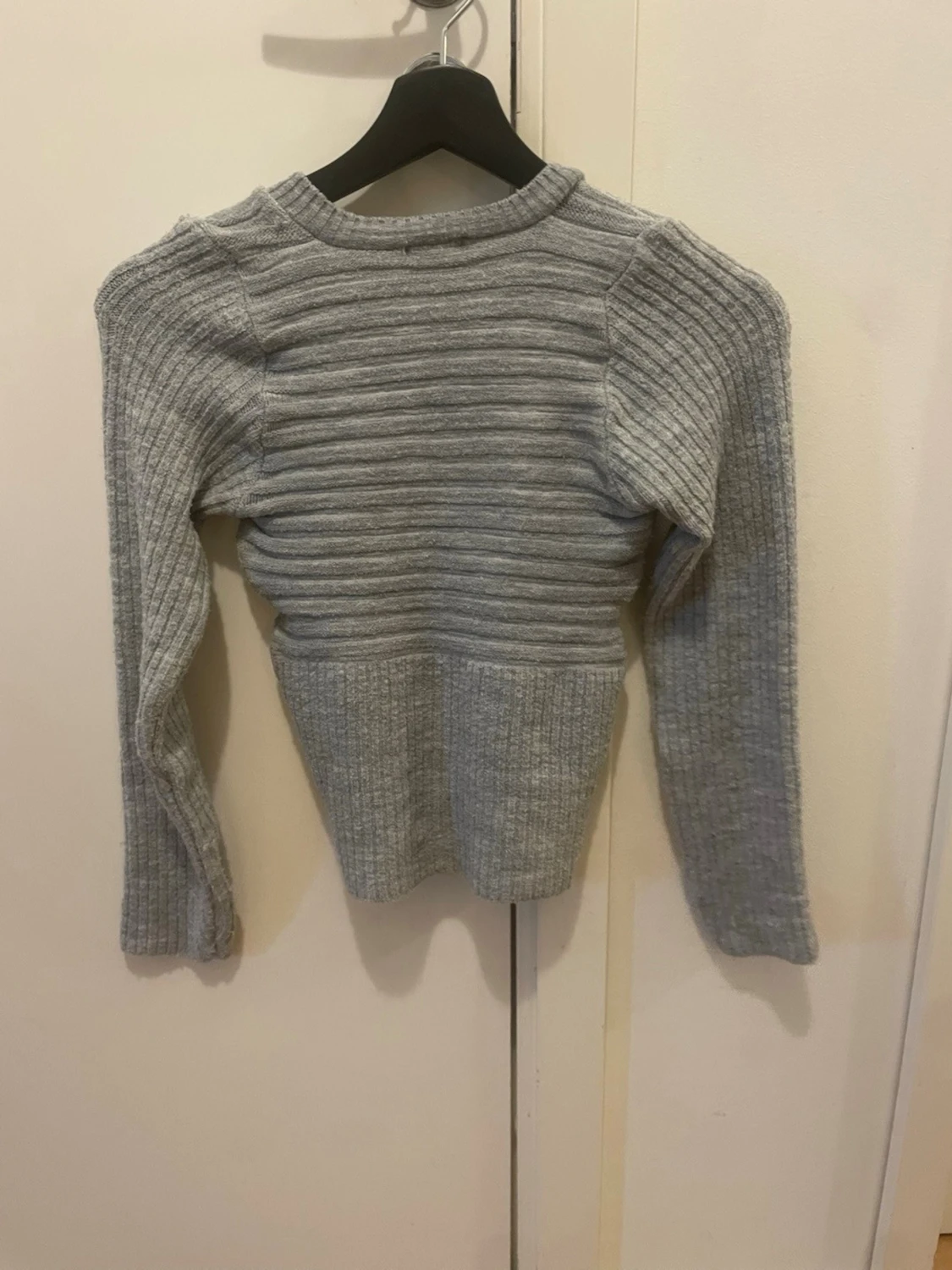 Grå ribbstickad tröja med V-ringning - 1