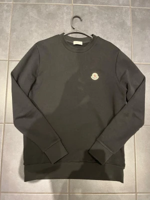 Svart sweatshirt från Moncler - Säljer en Helt ny moncler sweatshirt från Moncler, Har aldrig använt den, Det finns scan för att visa att den är äkta!!
