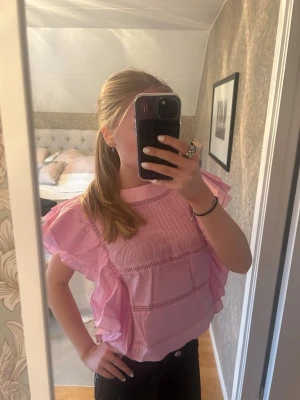Rosa volang topp från Bikbok  - Säljer en super söt och fin rosa blus/topp i storlek XS från Bikbok! Aldrig använt så är i toppen skick, säljer pga kommer inte till användning 💗 super fint till en sommar look eller jeans!💞