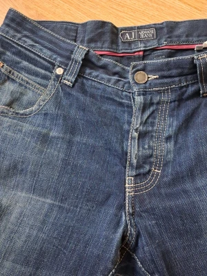 Jeans från giorgio armani - Säljer ett par riktigt sjyssta jeans från Armani jeans. Aldrig använd dom själv. Riktigt fint skick, inga skador, raka, 6 fickor och den klassiska metalloggan på högra bakfickan. Nyköpta skulle de kostar över 2000, men jag säljer för 250, priset är dock förhandlingsbart. Hade gött.