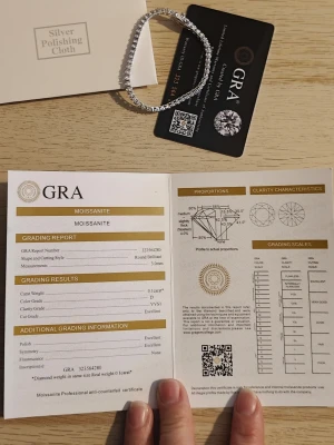 Silverfärgat armband med moissanite - Stilrent armband i silverfärg med gnistrande moissanite-stenar i rund briljantslipning. Armbandet har en klassisk och elegant design och levereras med certifikat från GRA. Perfekt accessoar för dig som gillar glittriga detaljer.