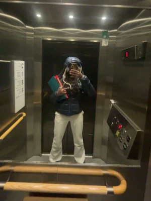 Mörkblå dunjacka med huva - Säljer en mörkblå dunjacka med huva och quiltad design. Jackan har en glansig yta och stängs med dragkedja. Jag säljer jackan endast för att jag aldrig använder den😁