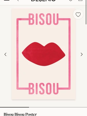 Bisou Bisou poster med röda läppar - Trendig poster från Desenio med motiv av röda läppar i mitten och texten 'BISOU' i rosa upptill och nedtill. Postern har en ljus bakgrund och rosa ram runt motivet. Perfekt som färgklick till väggen och passar dig som gillar pop art och grafisk design. Postern ligger kvar i sin förpackning. 