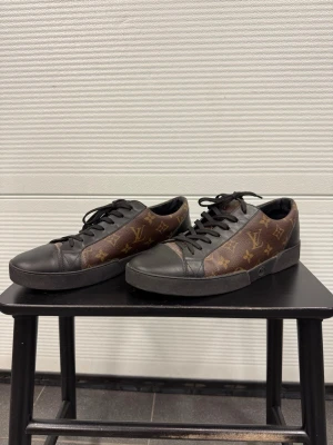 Louis Vuitton skor  - Ett par skor från Lv i bra skick! Storlek 7,5 passar 42. Självklart äkta. Bara höra av er vid frågor! 