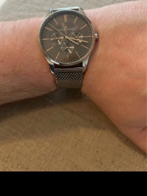 Jacques LeMans 41mm Herrklocka - Säljer en snygg stilren herrklocka från Jacques LeMans i nyskick. Inga repor i glaset. Fungerar bra med nytt batteri, originalarmband i stål, dag och datumvisare, vattentät osv. Modell: 1-1951.  Nypris: 1500 SEK Begagnat pris: 700-800 SEK Mitt pris: 489 SEK  Skickas alltid snabbt och spårbart (ofta samma dag) eller hämtas i Glumslöv.  Hör av dig vid frågor och se gärna mina andra annonser också!