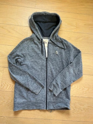 Vintage hollister zip - Snygg zip up från hollister. Plagget är vintage som är eftertraktat. Skicket är 10/10 som man ser på bilderna. Storleken är S och är true to size. Startpriset är 499 men kan diskuteras😁😁