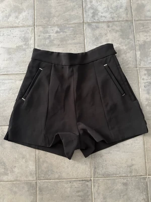 Svarta högmidjade shorts med fickor - Säljer ett par svarta shorts från H&M😍Supersnygga men säljer då de tyvärr inte kommer till användning. Storlek 36 och säljer de för 100kr🥰
