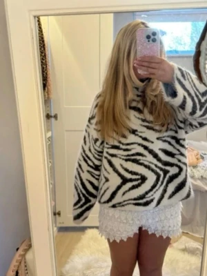 Zebra tröja💕 - Säljer en super fin tröja med zebra mönstren på!!🥹💕 står ingen storlek men skulle gissa att det är xs/s men funkar nog även m🥰 Hör gärna av er kring frågor!💕 Tröjan har krage💓💓 