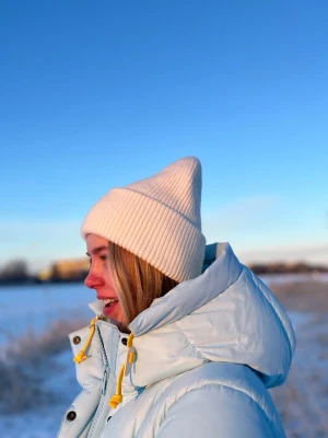 Mössa med satininsida - Mössa med satininsida som skyddar håret från friss och slitage!🫶🏻 Perfekt till afterski! Passar dig med något mindre huvud. Säljes av Satiné UF🩷