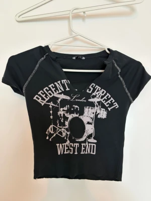 Bershka topp - En topp med liten v-ringning framtill. Lite kortare i modellen. 🌼