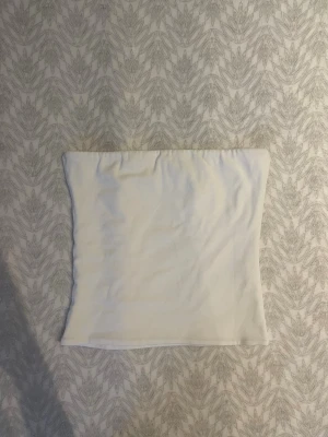 Vit tubtopp💞 - Helt vanlig vit tubtopp från bikbok i nästan nytt skick💞