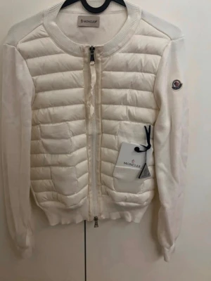 Moncler cardigan dam  - Skriv för kvittot 😊 storlek 1 vilket motsvarar xs/s. 