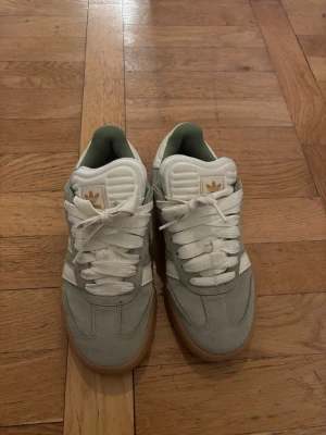 Adidas samba XLG sneakers  - Snygga Adidas samba xl sneakers i grönt och vitt. I stl 40 men något små i storleken. Aldrig använda.