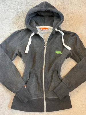 Superdry grå zip hoodie vintage S - Mörkgrå vintage hoodie från superdry i mycket fint skick💕