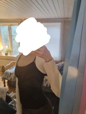 Vit bolero från Zara med långa ärmar - 110 för båda/55 för 1! +frakt Säljer en vit bolero från Zara med långa ärmar. Perfekt att slänga över ett linne eller topp för en snygg layering-effekt. Materialet är mjukt och stretchigt, vilket gör den bekväm att bära. Enkel och stilren design som passar till många outfits. Kan köpas för sig (svart/vit)