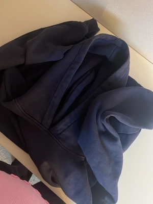 Marinblå hoodie  - En marinblå hoodie från Gina tricot i xxs, super mysig när det är lite kyligt ute💗