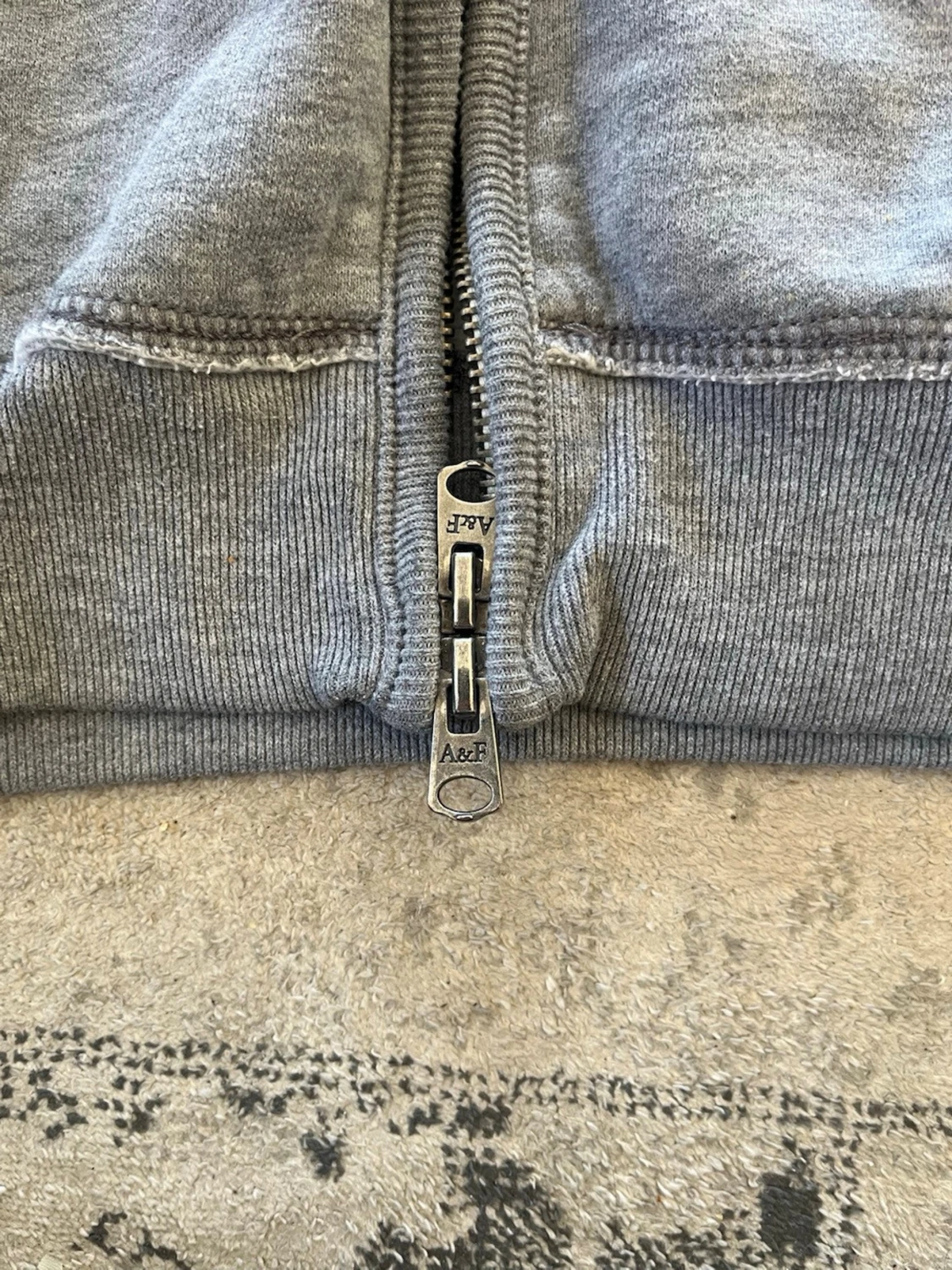 Grå zip up hoodie från Abercrombie - 4
