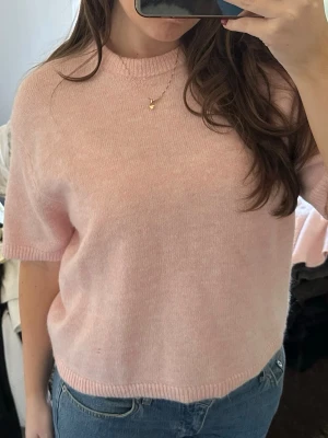 Ljusrosa stickad topp - Söt ljusrosa stickad kortärmad topp från Gina tricot. Storlek S, använd en gång. Perfekt till vår/sommar🩷