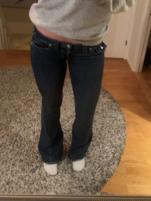 Mörkblå bootcut jeans True Religion - Säljer mina jättefina true religion jeans som är low rise. Storlek 26 och skulle säga de motsvarar 36. Nästan helt oanvända. Jag är också 170 och dom är perfekt i längden på mig❤️