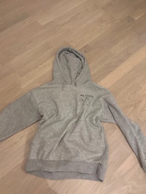 Hoodie - Hoodie från gina young! köpt för 379kr) Hoodien är i bra skick och är använt några få gånger. Säljer eftersom att den har blivit för liten.