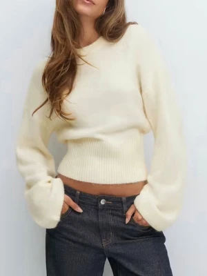 Stickad tröja från Gina tricot  - Jättefin stickad tröja från Gina tricot! Helt ny och aldrig använd! Passar perfekt till en sommarkväll.