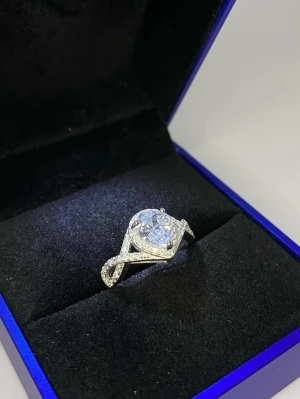 925 sterling silver ring med klar sten - 925 sterling silver ring med klar sten.  Storlek: 16,5 Skick: Nytt skick