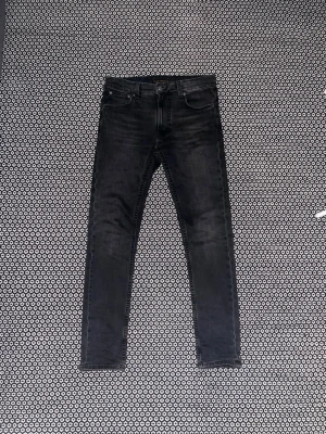 Svarta slim jeans från Nudie  - Modellen är Lean Dean och storleken är 30W 32L. Dem är i relativt nytt skick men är tyvärr för små och därpå kan jag ej använda dem. Pris kan diskuteras och om du har fler frågor kan du skriva privat.