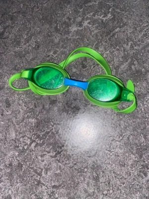 Gröna retro solglasögon - Coola solglasögon med transparent grönt båge och runda linser. Perfekt accessoar för dig som vill sticka ut med en färgglad och trendig look. Passar till alla som gillar en lekfull stil.