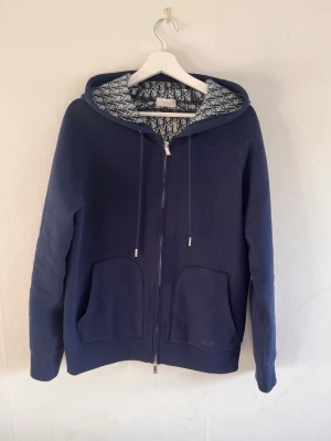 Christian Di9r zip tröja - Säljer en fett hoodie som har detaljer på insidan. Passar varje outfit och stil. Finns ej sån tröja över hela plick för sån pris.